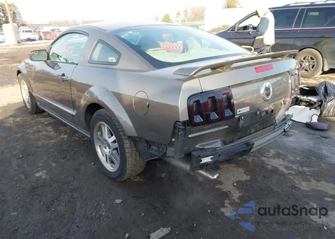2005 Ford Mustang Gt Deluxe/Gt Premium z USA, uszkodzony, nr VIN 1ZVFT82H455127716
